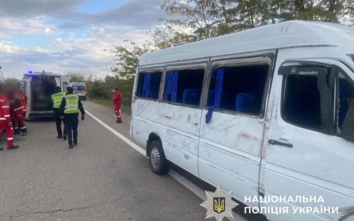 ​На трасі Київ-Одеса перекинувся мікроавтобус із пасажирами