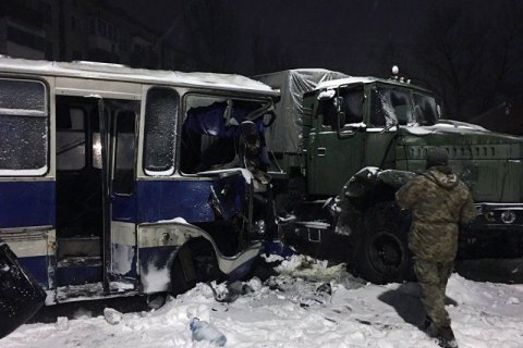 У Донецькій області зіткнулися військовий КрАЗ і автобус з шахтарями