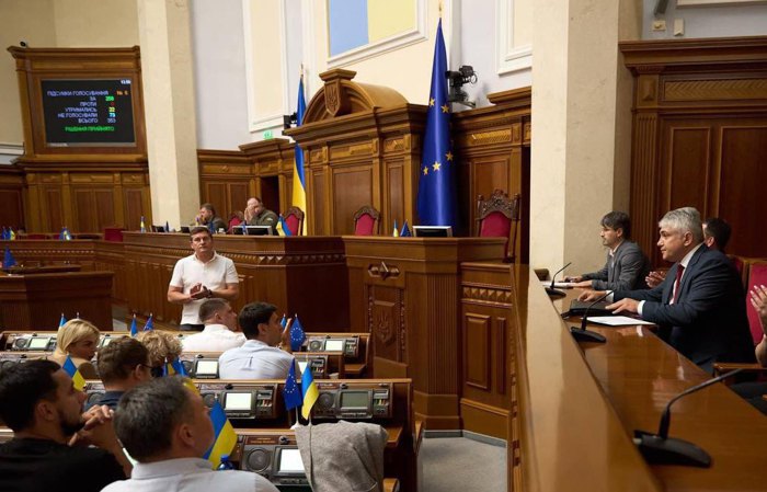 Парламент проголосував призначення двох членів ВРП Романа Маселка та Миколи Мороза (справа у ложі), 15 серпня 2022.
