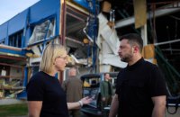 Зеленський відвідав зруйнований російськими ракетами американський завод у Мукачеві