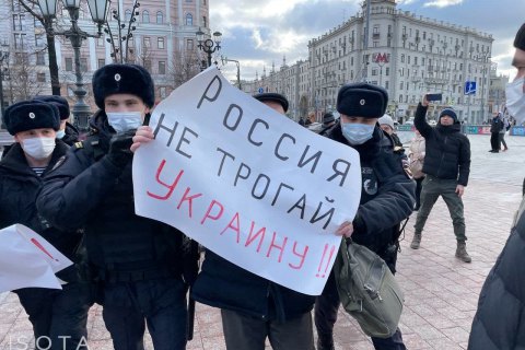 В Москве полиция задержала двух человек, пикетировавших против войны с Украиной