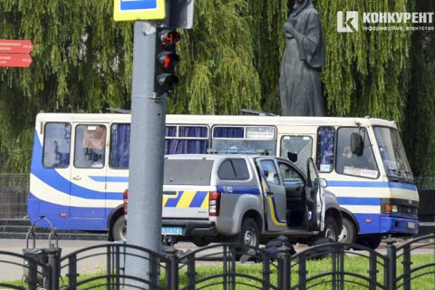 У Луцьку чоловік із вибухівкою захопив автобус із пасажирами (оновлено)