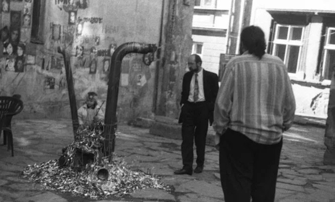 Маркіян Іващишин біля галереї «Дзиґа» у Львовi, 1990-ті рр.