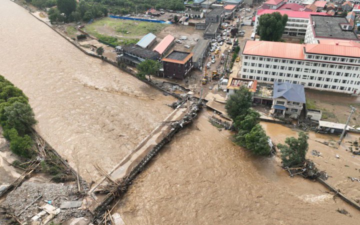 Щонайменше 30 людей загинули на околицях Пекіна після сильних злив