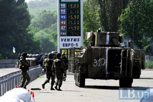 На кордоні з Донецькою областю обстріляли колону військової техніки