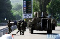 На границе с Донецкой областью обстреляли колонну военной техники 