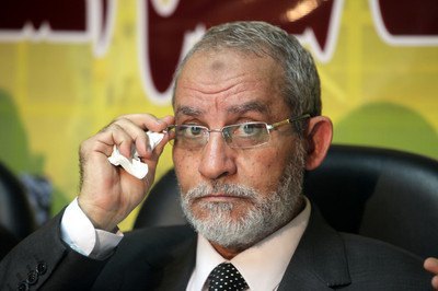 Лидера египетских "Братьев-мусульман" приговорили к пожизненному заключению