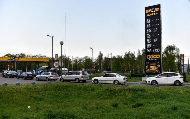 У липні українці зможуть заправляти авто без обмежень "в одні руки"