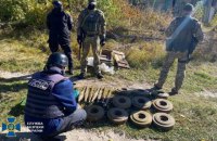 В Луганській області біля автотраси знайшли схованку з протитанковими мінами