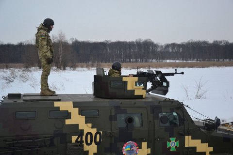 На границе с Россией пограничники провели учебные стрельбы и марш на бронетехнике
