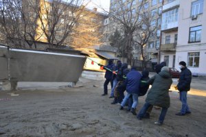 На Жилянской в Киеве незаконную стройку заливают бетоном, ее охраняют "титушки"