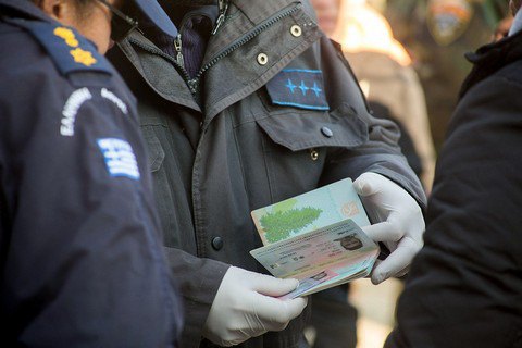 Еврокомиссия пригрозила Греции введением паспортного контроля
