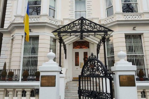Дипломати Посольства України у Великобританії прочитали "Любіть Україну" англійською