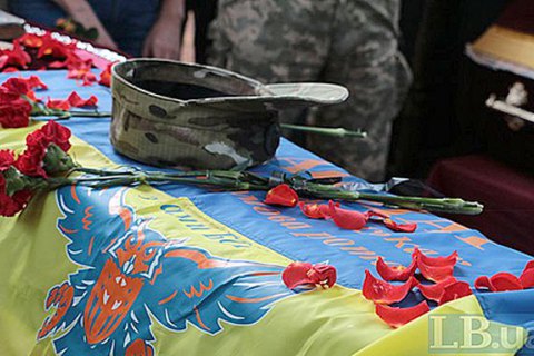Військовий загинув, дев'ятьох поранено за добу на Донбасі