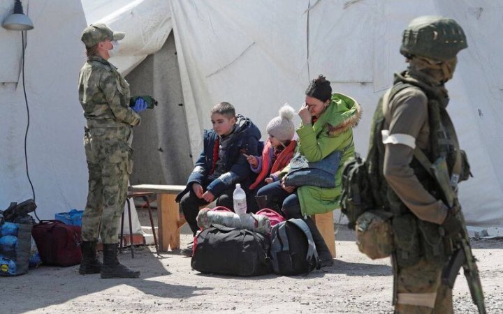 Полк "Азов" показал видео эвакуации людей в Мариуполе"