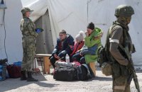 Полк "Азов" показал видео эвакуации людей в Мариуполе"
