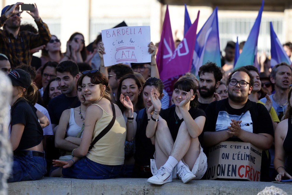 Акція протесту проти ультраправої французької партії «Національне зібрання» в Монпельє, південь Франції, 10 червня 2024 р. На центральному плакаті написано: «Барделла — це катастрофа».
