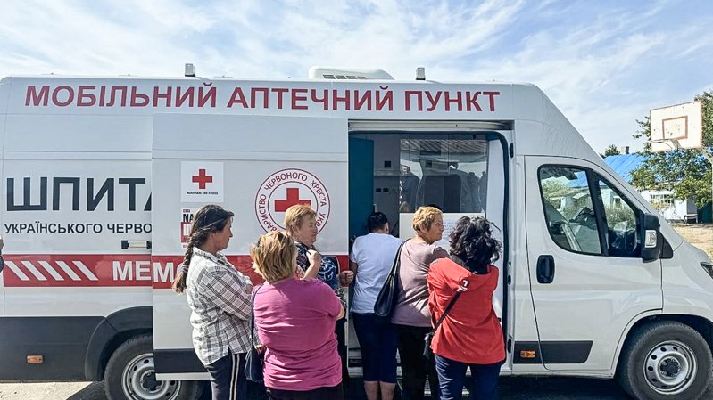 Місцеві мешканці в черзі до мобільного аптечного пункту, який обслуговує жителів 35 найвіддаленіших населених пунктів: Білозерську, Чорнобаївську, Херсонську, Музиківську, Дар’ївську, Тягинську та Бериславську громади.