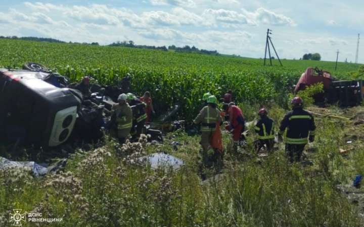 На Рівненщині зіткнулися маршрутка та вантажівка, попередньо загинуло 14 осіб