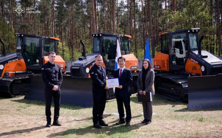 Південна Корея передала партію інженерної техніки для ДСНС України