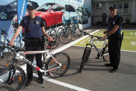 Запорізьким патрульним подарували 10 велосипедів