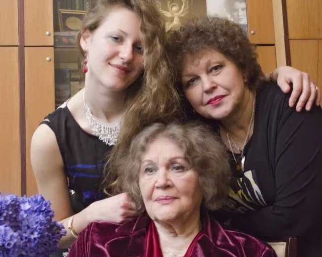 Lina Kostenko with her daughter Oksana Pakhlevska and granddaughter Yaroslava Barbieri
