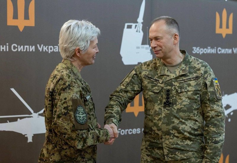 Oleksandr Syrskyy and Jennie Carignan during a meeting in Kyiv.