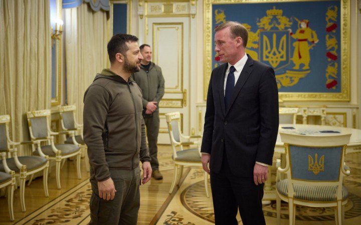 Zelenskyy meets US National Security Advisor, awards him order