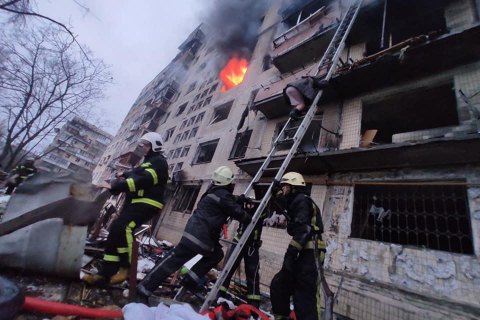An artillery shell hit a 9-storey building, destroying three floors and killing people in Obolon Kyiv (updated)