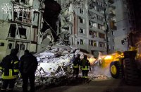 Russians hit high-rise building in Kherson with KAB, injuring two children (update)