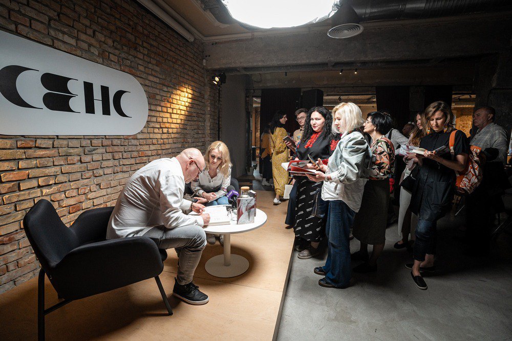 Paweł Reszka signs books at the presentation in Kyiv, May 2025
