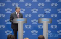 Poroshenko holds press briefing as Zelenskyy fails to show up for debate