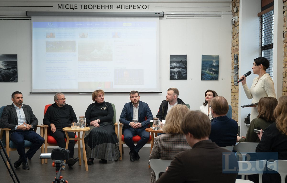 Ihor Liski, Kyrylo Hovorun, Ella Libanova, Denys Ulyutin, Arsen Makarchuk, Maryana Betsa, and Sonya Koshkina during the discussion