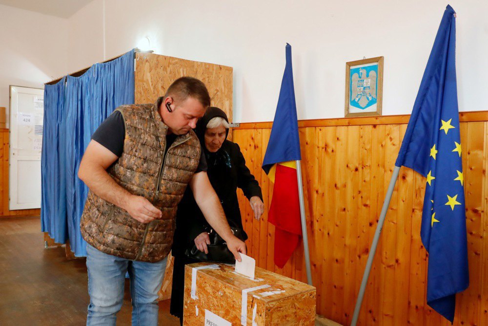 Voting at the polling station in the village of Mandra, near Fargas, during the second round of the presidential election in Romania, 18 May, 2025.