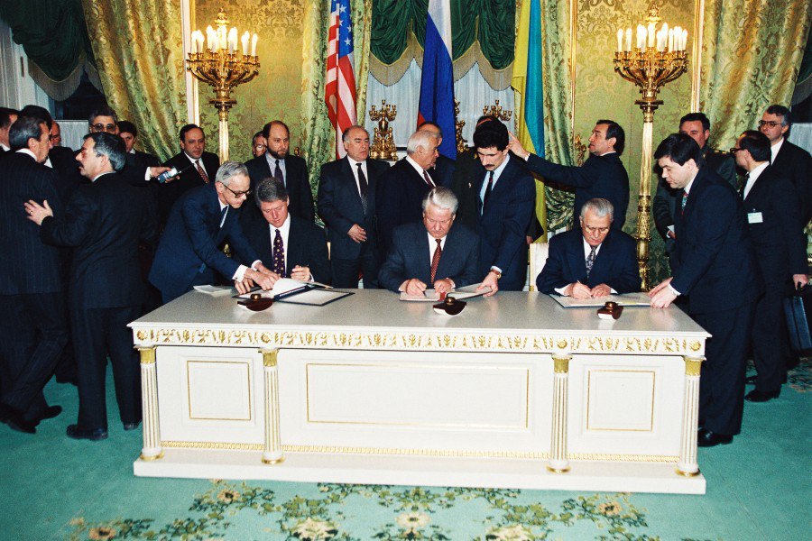 Russian President Boris Yeltsin, US President Bill Clinton and Ukrainian President Leonid Kravchuk sign the Budapest Memorandum. 5 December 1994.