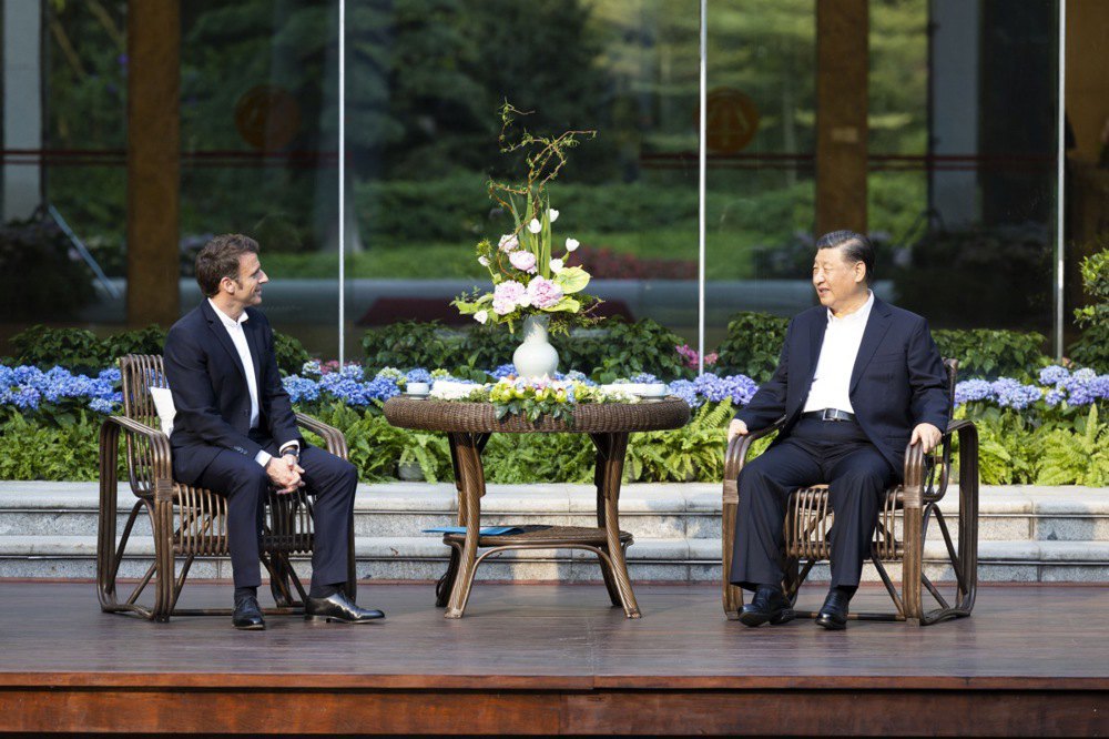 French President Emmanuel Macron and Chinese President Xi Jinping during a meeting in Guangzhou, China, 7 April 2023