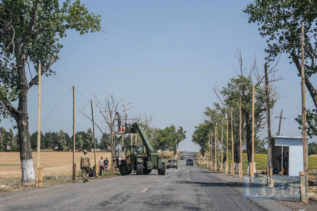 Anti-drone nets are installed on the Kramatorsk-Oleksandrivka-Dobropillya motorway.