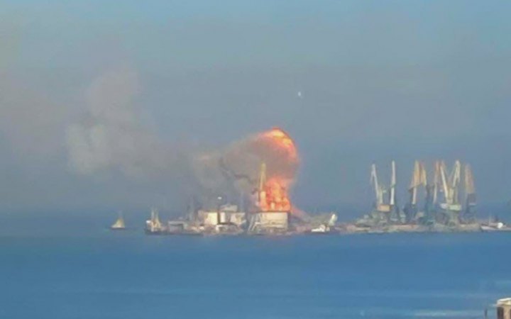 Ukrainian army destroys Russian landing ship at Berdyansk port (updated)