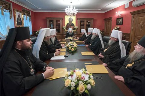 Moscow-run Ukrainian Orthodox Church expels "renegade" priests