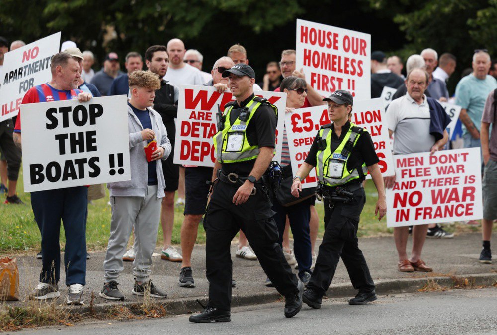 An anti-migration protest is held outside the Potters International hotel, which houses migrants, in Aldershot, Britain, 4 August 2024. Demonstrations began across Britain after a deadly attack in Southport in which children were killed and adults injured.