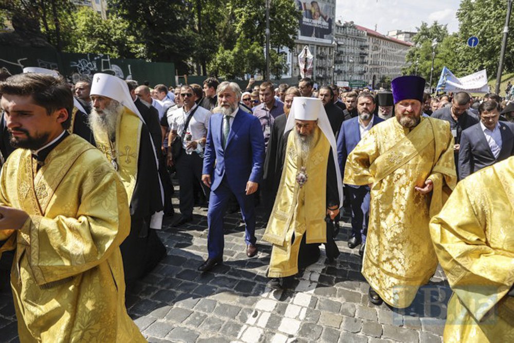 UOC-MP Primate Onufriy (centre) and Vadym Novynskyy (left) during the procession on the occasion of the 1,033rd anniversary of the baptism of Kyivan Rus-Ukraine