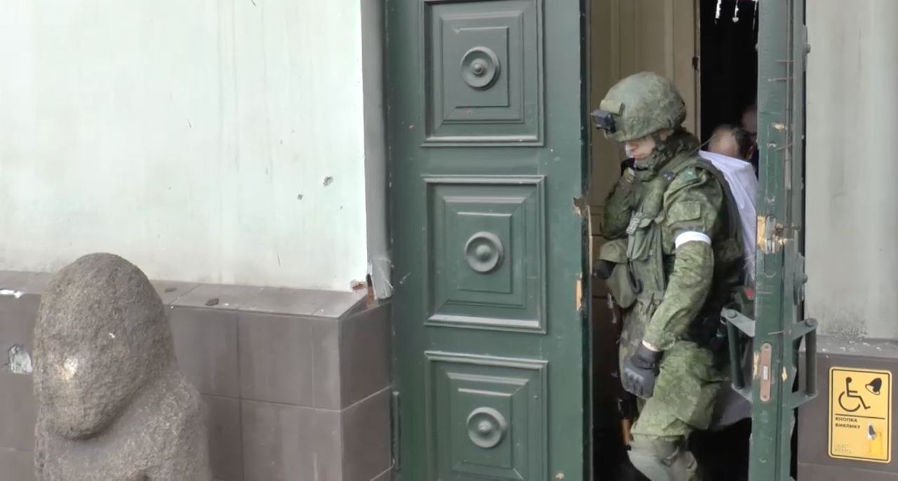 Russian occupier exiting the Mariupol museum