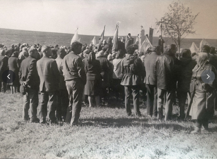 Memorial service for the executed Medvyn residents (Medvyn, October 13, 1990)