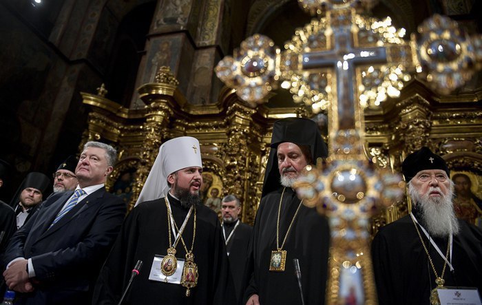 President of Ukraine Petro Poroshenko, newly elected chairman of the OCU Metropolitan Epiphanius, representative of the Ecumenical Patriarchate Metropolitan Emmanuel of Gallus and Patriarch Filaret during the Unification Council in Kyiv.