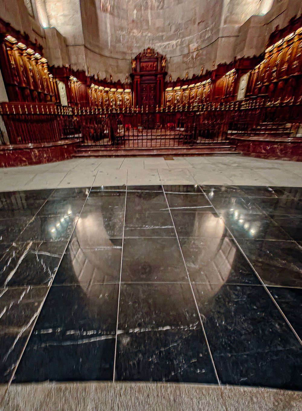 Franco's burial place inside the basilica in the Valley of the Fallen near Madrid, which was to become a symbol of the Hispanidad. In 2019, the dictator's body was reburied, and the grave site was covered with two slabs that are indistinguishable from the others - which can be seen as a symbol of the end of <i>Hispanidad</i>.