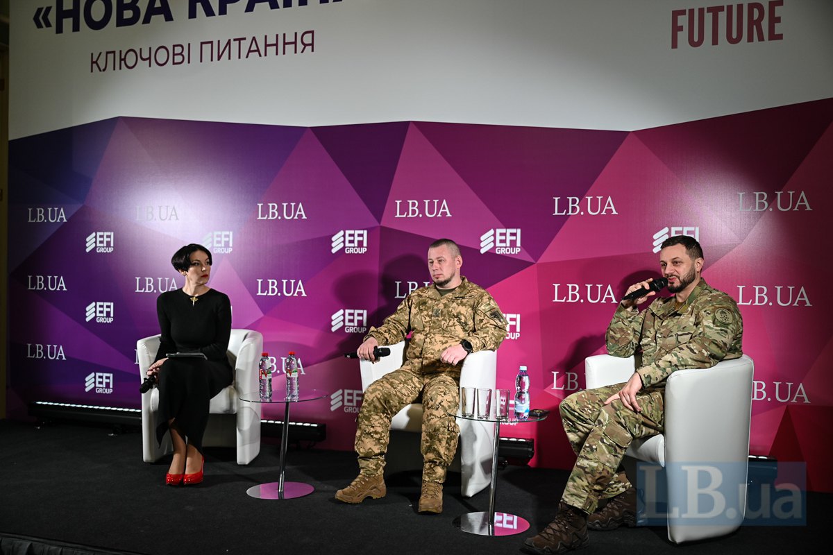 Sonya Koshkina, Pavlo Palisa, deputy head of the OPU, and Ihor Obolyenskyy, commander of the Khartiya Corps (right)