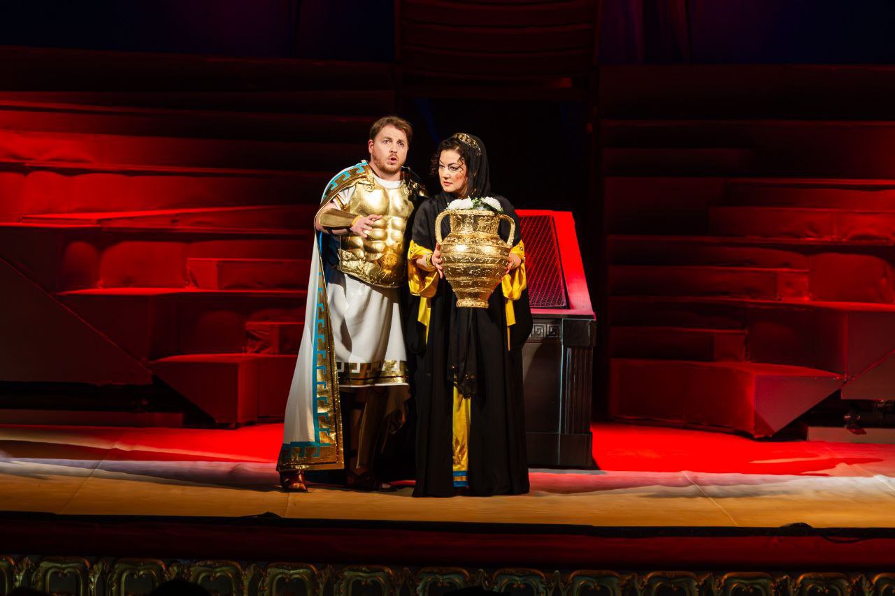 Emon (Volodymyr Fisyuk) and Antigone (Olha Fomichova).