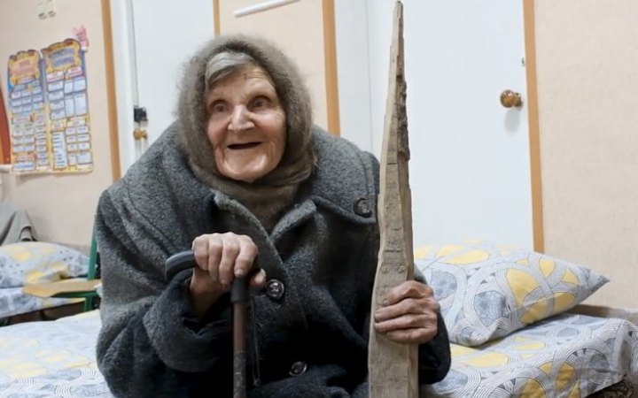 98-year-old woman walks out of occupied part of Ocheretyne to reach free territory
