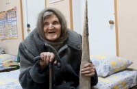 98-year-old woman walks out of occupied part of Ocheretyne to reach free territory