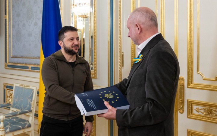 Zelenskyy hands EU representative completed questionnaire as part of Ukraine's bid for candidate status